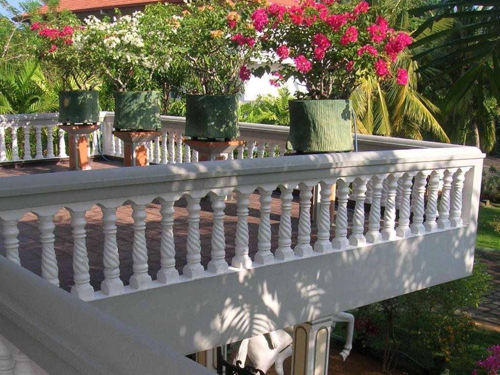 Sagarika Beach Hotel Moragalla Buitenkant foto