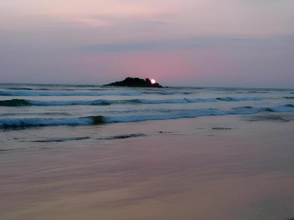 Sagarika Beach Hotel Moragalla Buitenkant foto