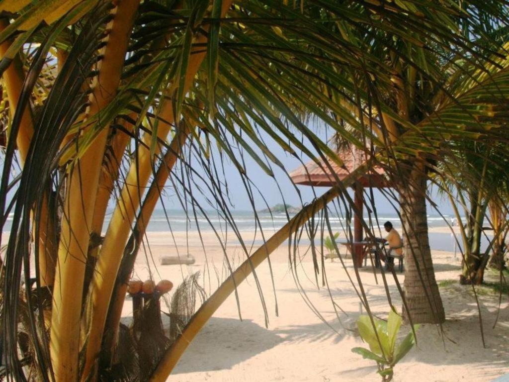 Sagarika Beach Hotel Moragalla Buitenkant foto