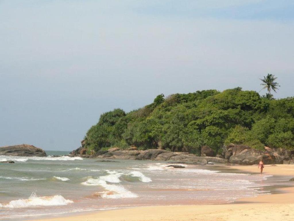 Sagarika Beach Hotel Moragalla Buitenkant foto