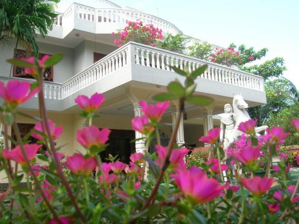 Sagarika Beach Hotel Moragalla Buitenkant foto