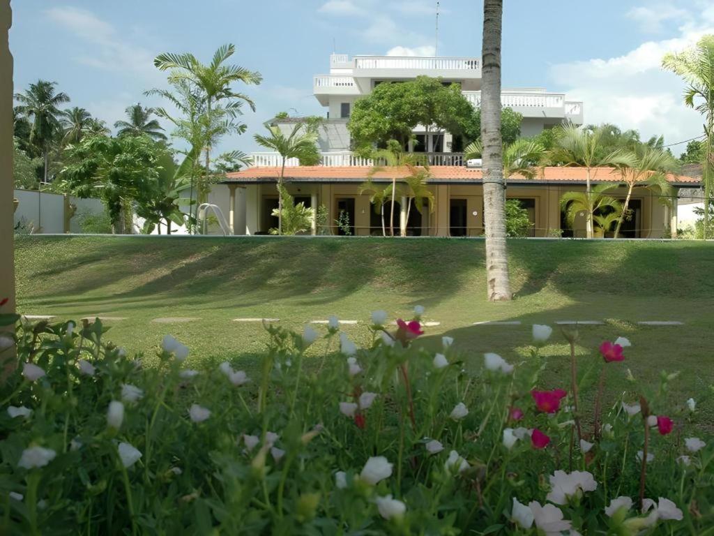 Sagarika Beach Hotel Moragalla Buitenkant foto