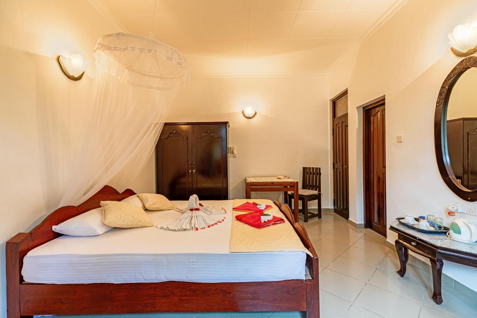 Sagarika Beach Hotel Moragalla Buitenkant foto