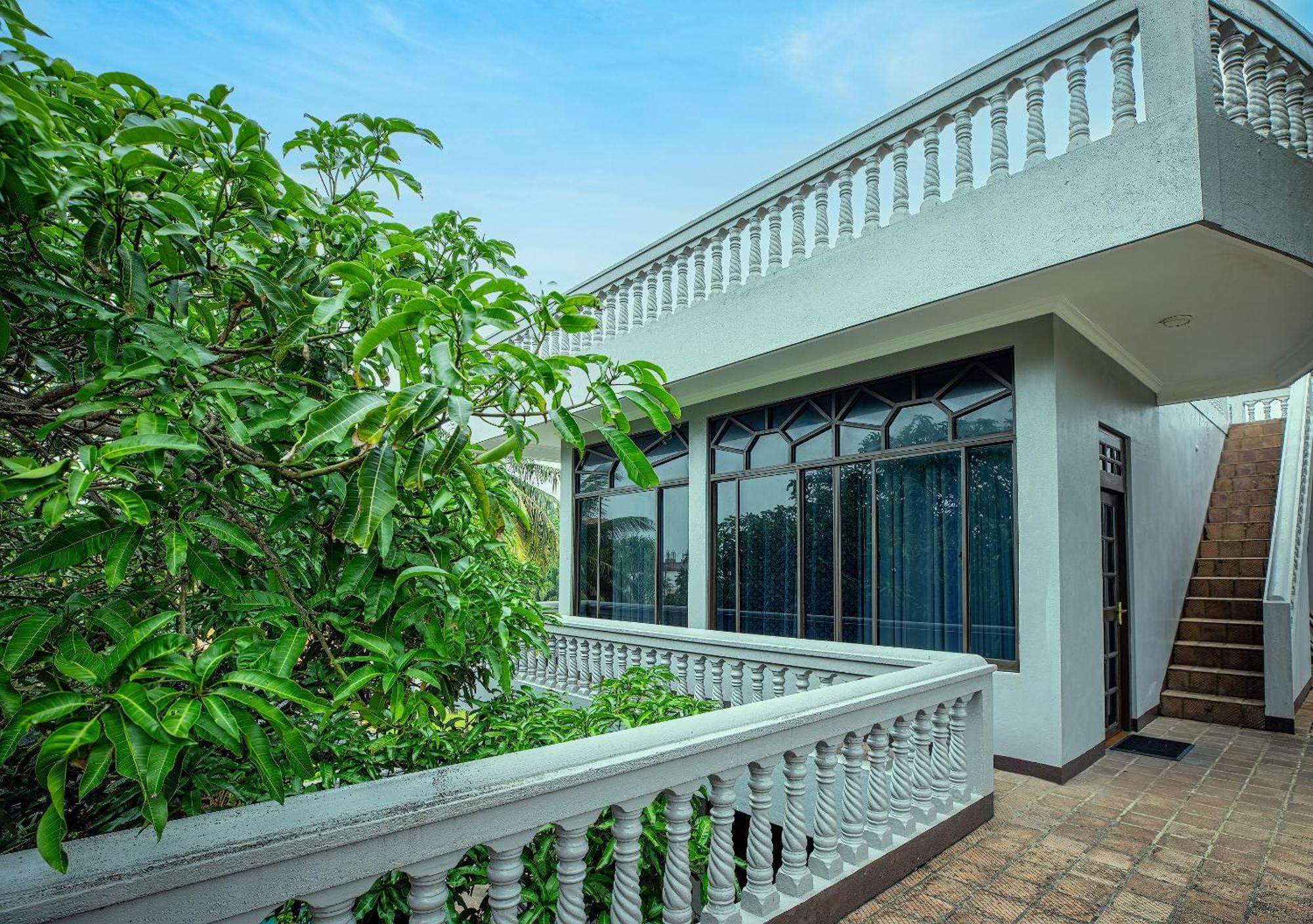 Sagarika Beach Hotel Moragalla Buitenkant foto