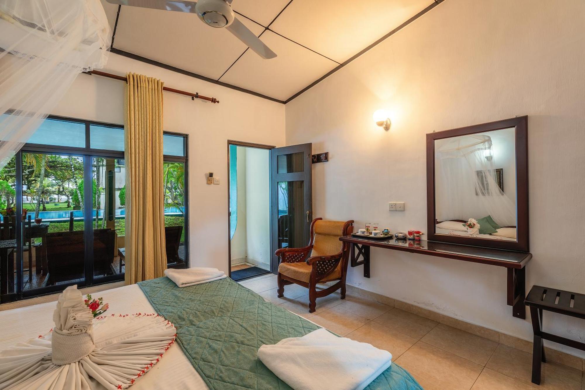 Sagarika Beach Hotel Moragalla Buitenkant foto