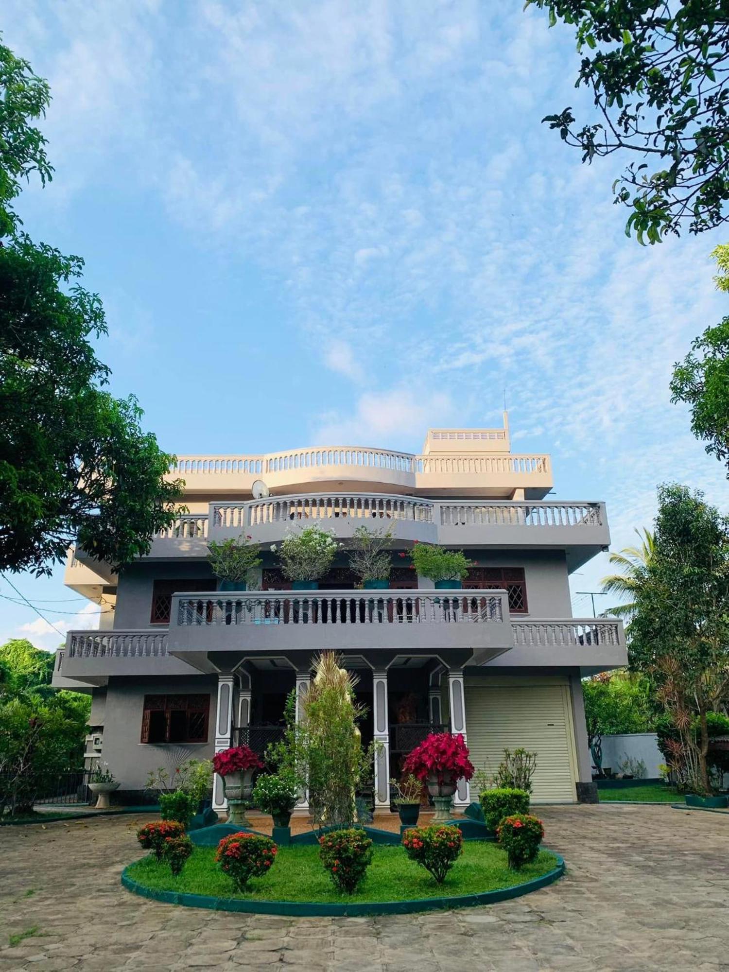 Sagarika Beach Hotel Moragalla Buitenkant foto
